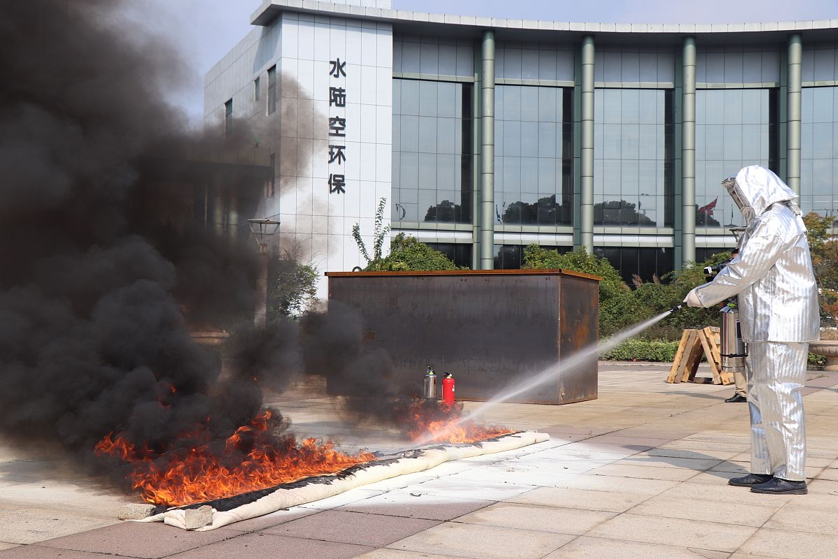 假设你是一个药品生产厂的保洁人员你认为可能有哪些火灾风险因素可以采取什么措施防范？