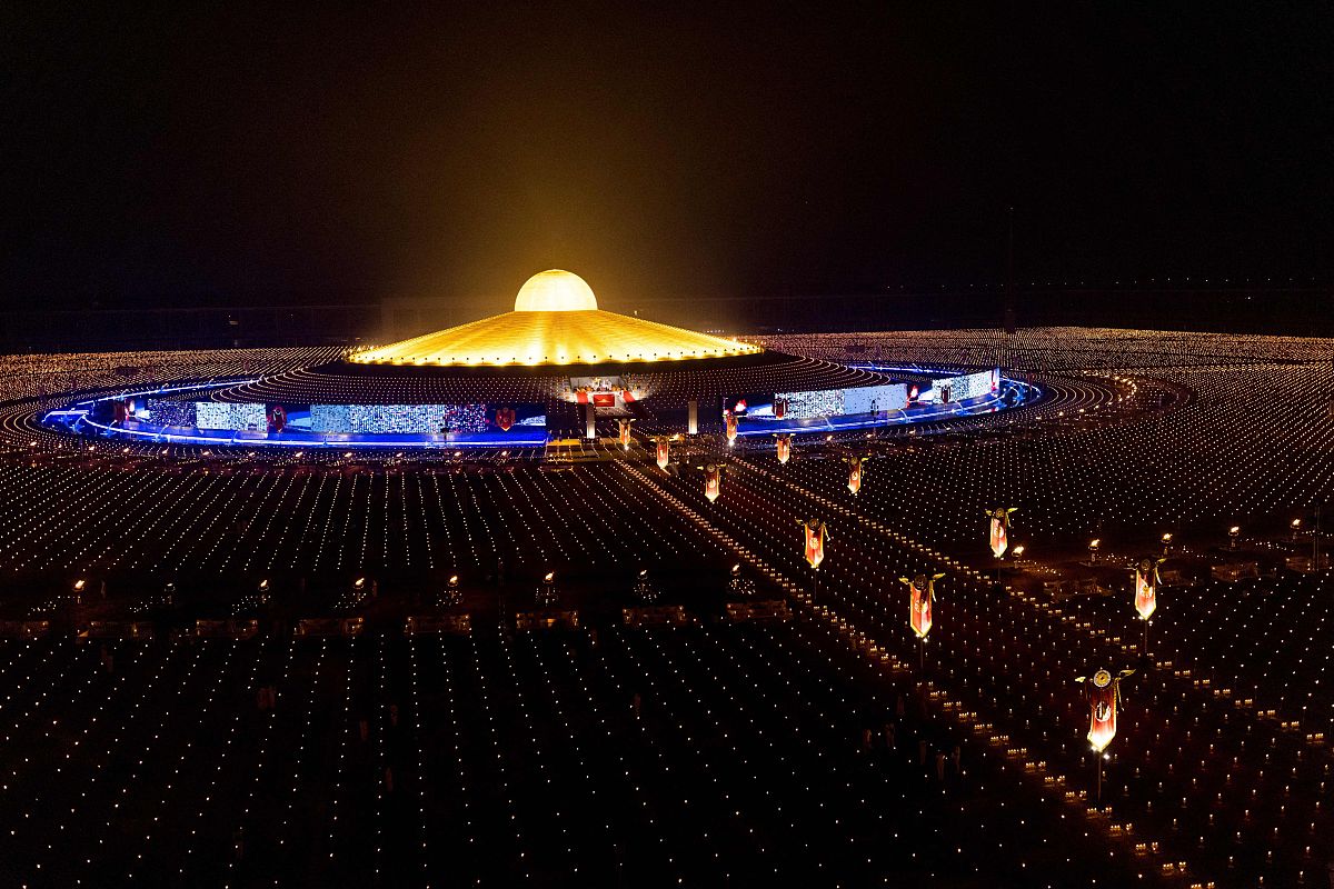 当地时间2022年2月16日,泰国巴吞他尼府,泰国僧侣在法身寺(wat dhamma
