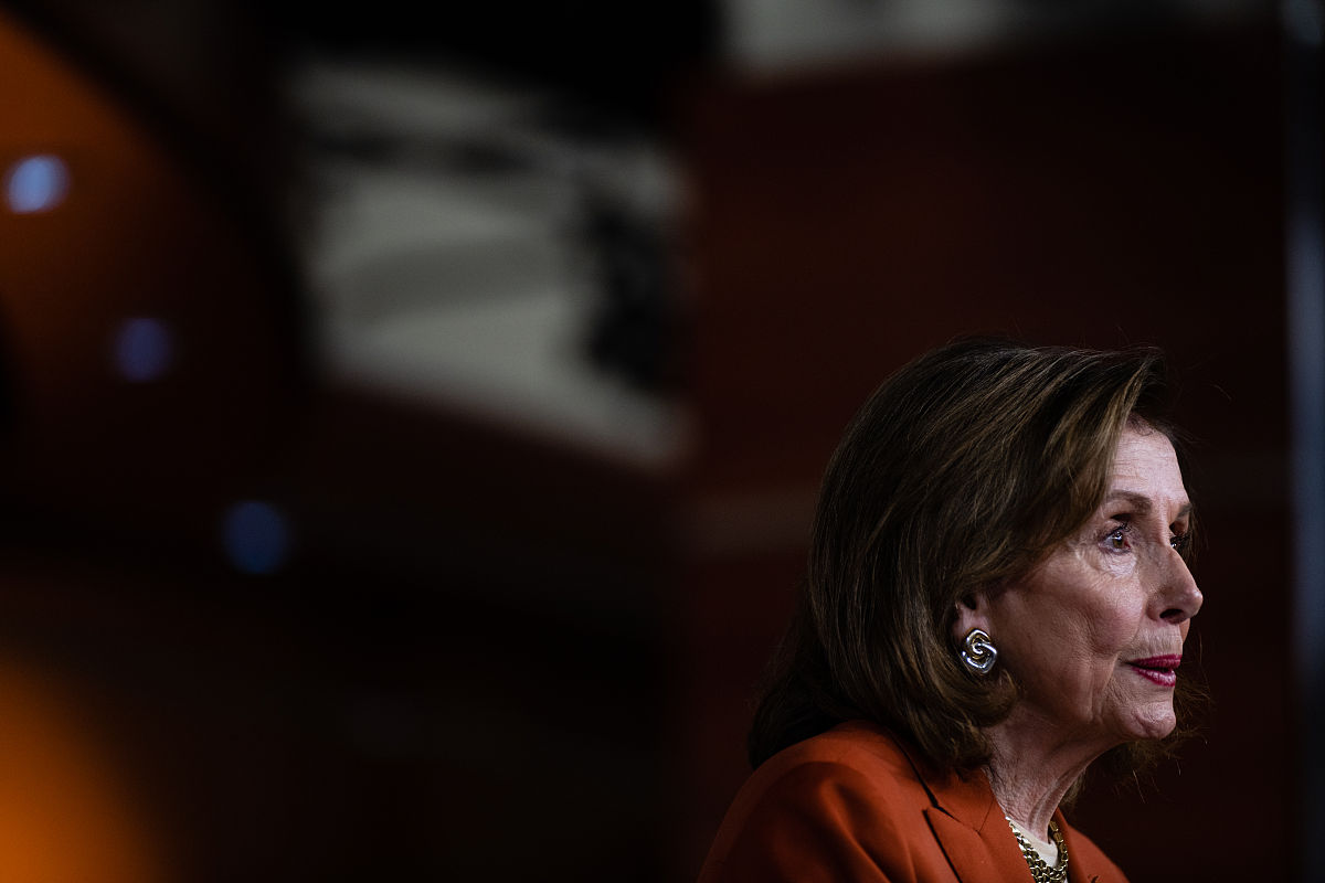 帮我润色一下这段话： 从长远角度看黄山的旅游电子商务要想得到健康可持续发展必须与当地特色相结合打造独一无二的特色旅游品牌。所以利用新媒体等各种网络传播渠道来宣传特色在此基础上需要政府的引导重点打造黄山的旅游IP提升其竞争力发挥品牌效应。