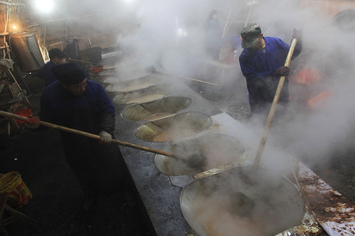红糖、白糖分别是用什么做的？帮我用230字详细描述