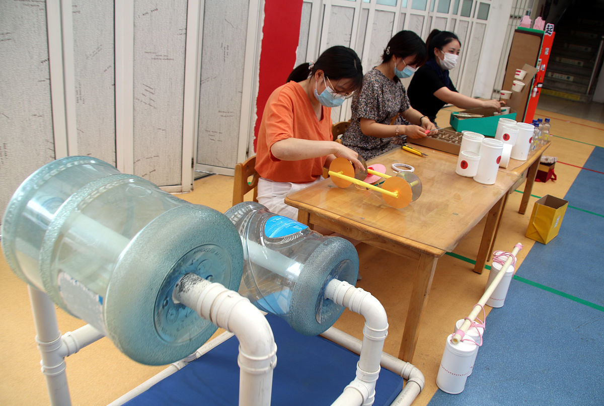 扩写三、实践收获通过本次社会实践活动我深入了解了小水车的基本原理和制作方法掌握了一定的机械制作和组装技能提高了自己的动手能力和实践能力。同时我也加深了对可持续发展、环保节能等方面的认识了解了小水车作为一种低碳环保的能源利用方式的优点和应用前景。这对我以后的学习和工作都具有重要的意义和影响让我更加关注环境和资源的保护更加注重可持续发展和创新应用。