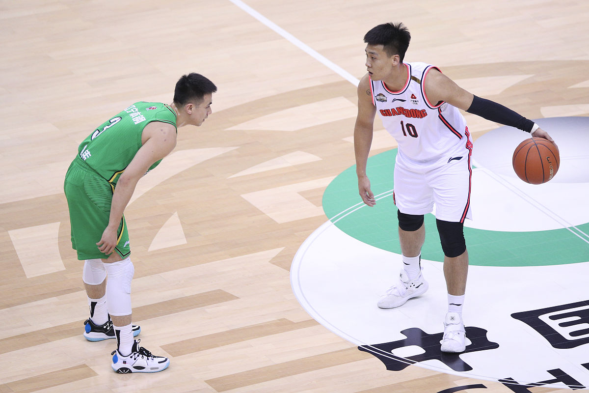 赵继伟垫脚：篮球技巧还是违规行为？