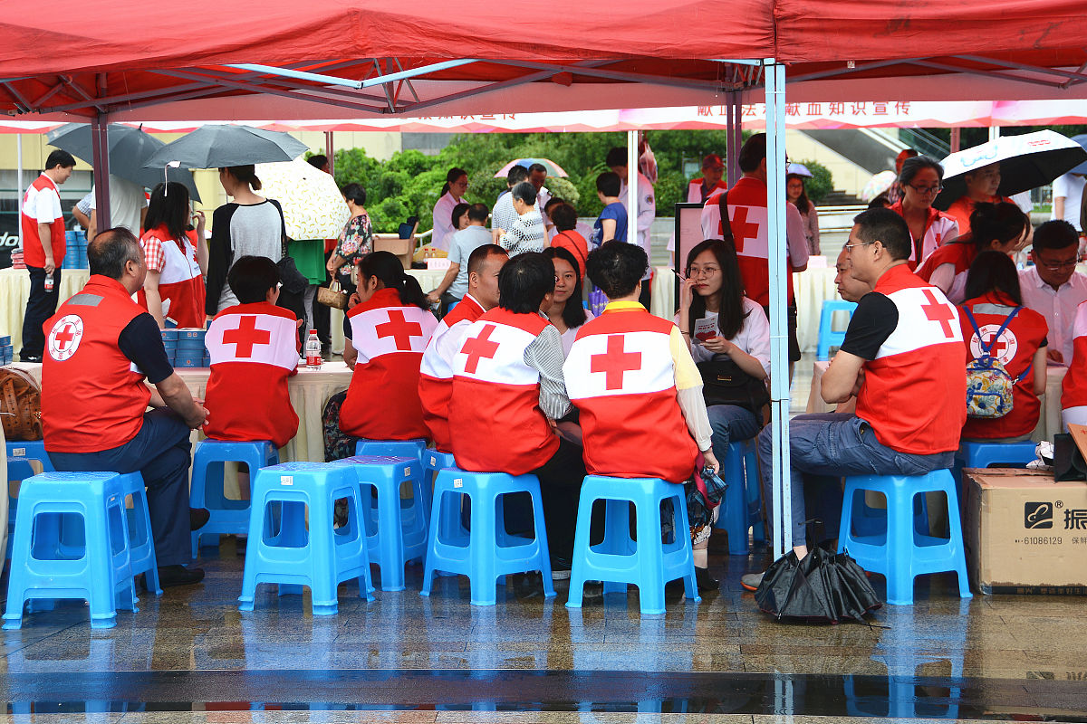 你是一名记者写一篇电视稿红十字会开展红十字博爱周系列活动