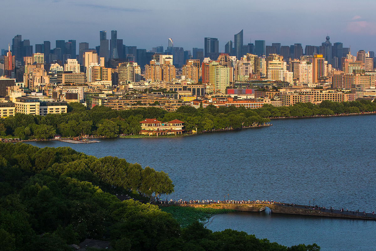 2019年6月6日,杭州,宝石山顶俯瞰西湖和城市天际线.
