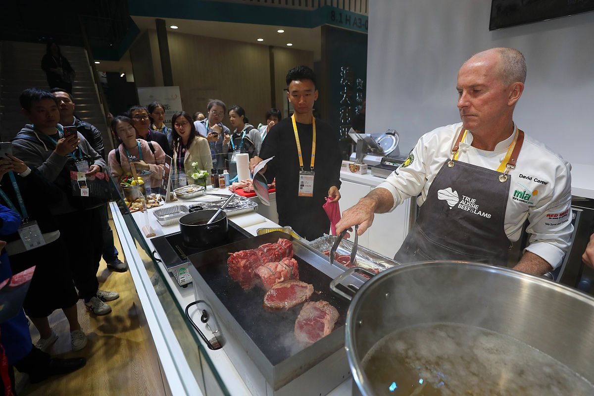 帮我写一段牛羊肉品鉴会邀请各位领导前来可汗御厨品尝的话术