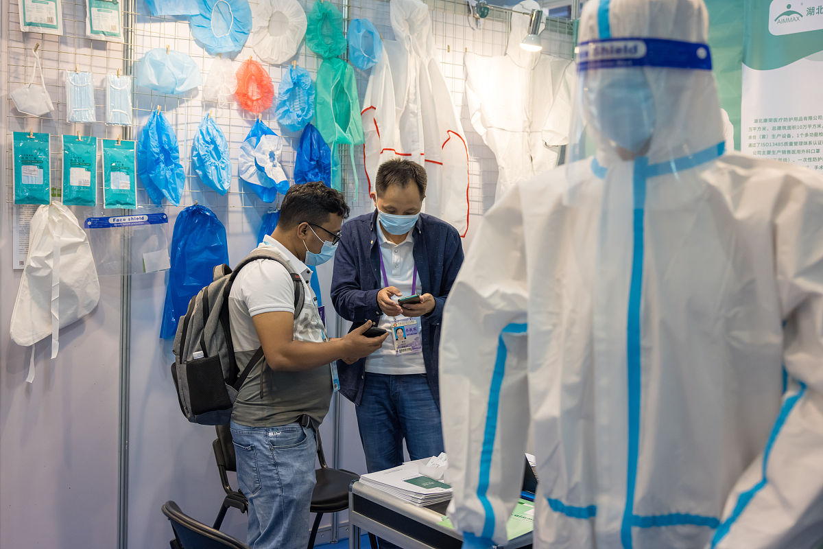 human 防摔服对保护环境和社会可持续发展的影响; AI 作为一种新型的保护装备防摔服在保护人们身体健康的同时也对环境和社会可持续发展产生了影响。首先防摔服的生产需要消耗大量的资源和能源特别是一些高科技材料的生产会对环境造成一定的污染。因此在生产防摔服时需要采取一系列的环保措施如使用可循环材料、减少废弃物等以减少对环境的影响。其次防摔服的使用可以减少人们在运动和日常生活中受伤的概率从而降低医疗
