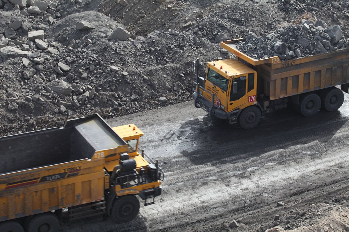 关于露天采矿中运输卡车的作用和重要性的学术性摘要内容。字数在1000以内。