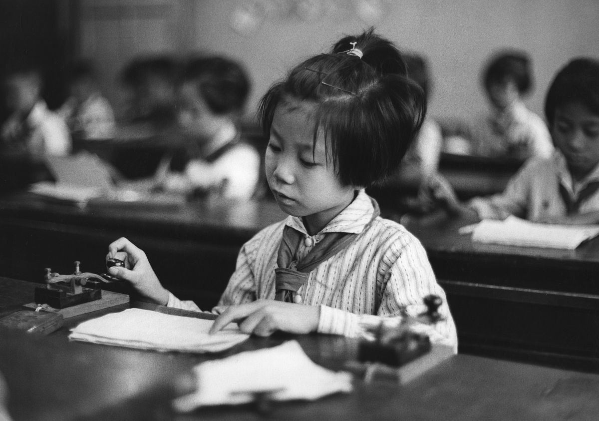 1965年,上海,少年宫里学习发<strong>电报</strong>的小学生.