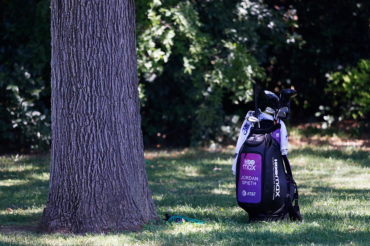 改为相同意思的一句话：主动迎接挑战敢于克服困难勇于争取胜利；遵守游戏与比赛规则尊重同伴和对手有公平竞争的意识；在游戏和比赛中明确自己的职责有责任意识能礼貌对待同伴和对手。