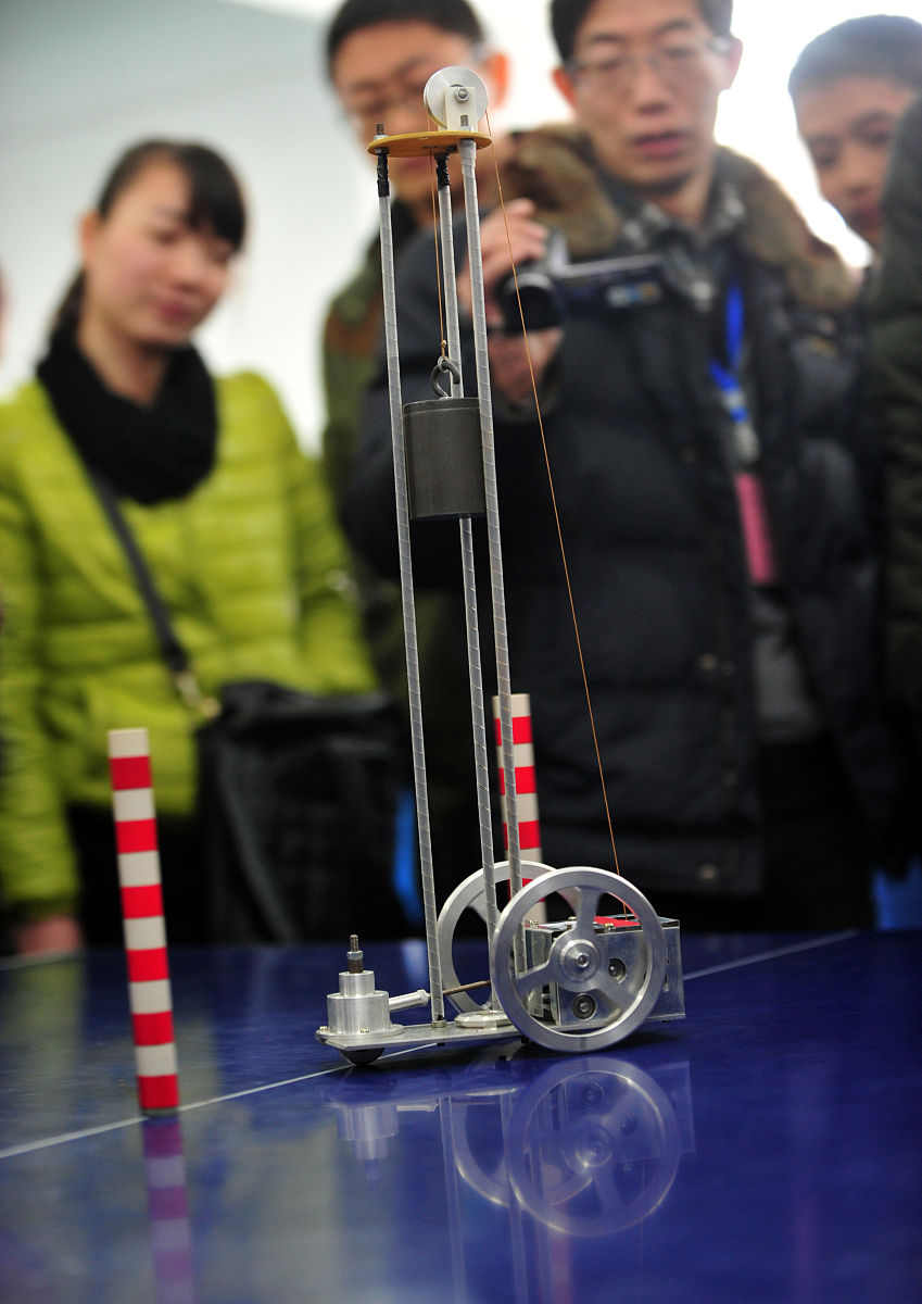 竞赛小车设计：弹簧发射装置助力小车爬坡