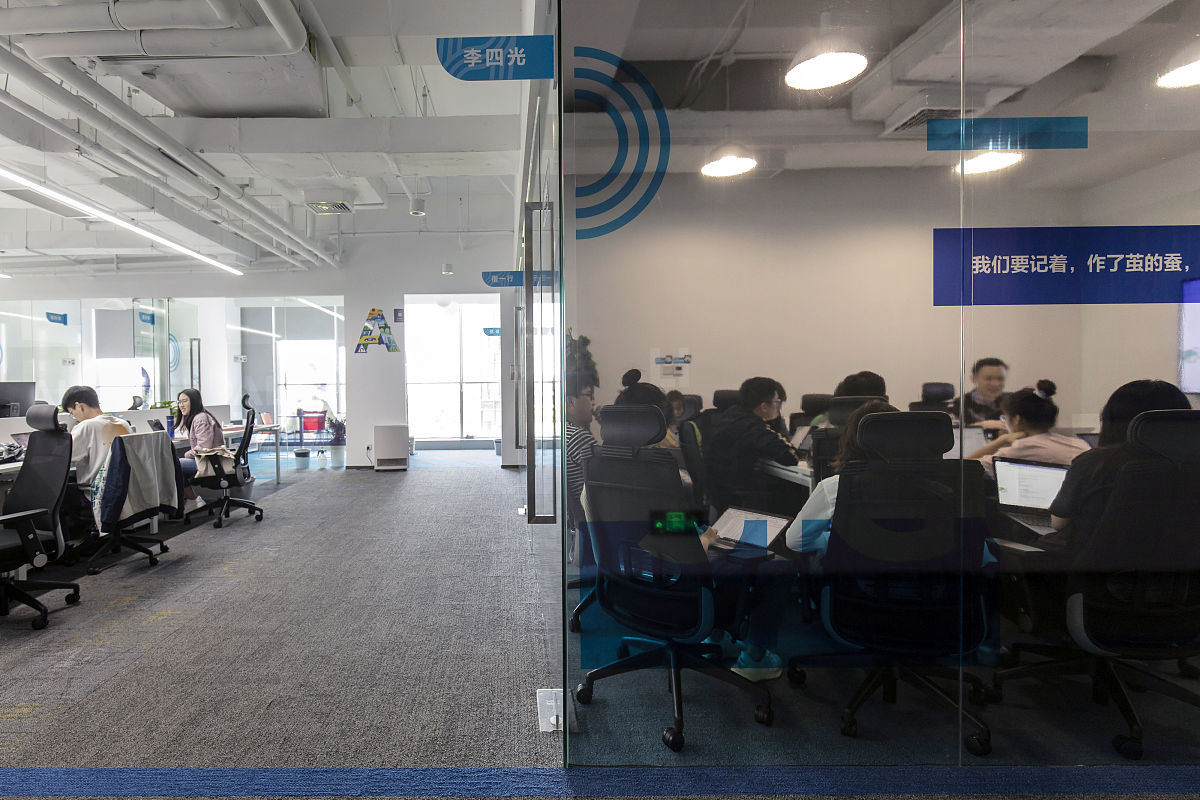 2021年4月26日,上海,探访哈啰出行公司总部.employees work at the he