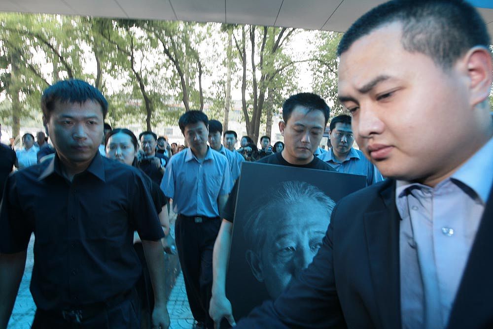 《狂飙》泰叔入狱始末：从建工集团掌舵人到扫黑目标