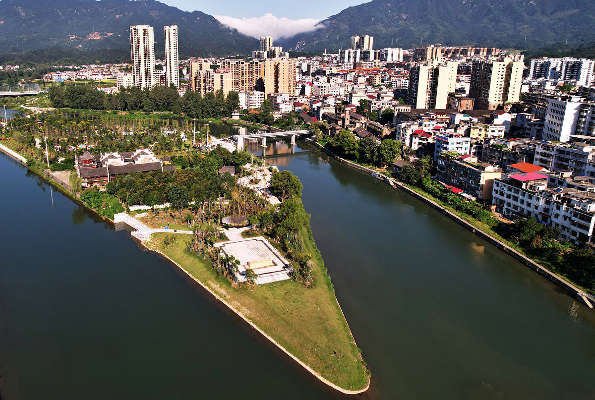 2021年8月31日,湖南邵阳,航拍洞口县文昌街道平溪江畔环境优美,仿佛一