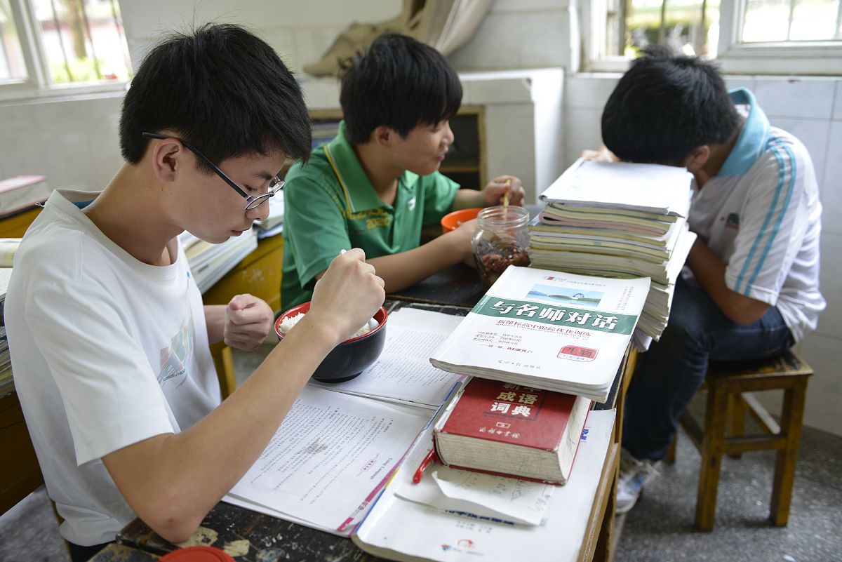 帮我写一段想找一位学习伙伴：初二 不要住校生 成绩好点的同学