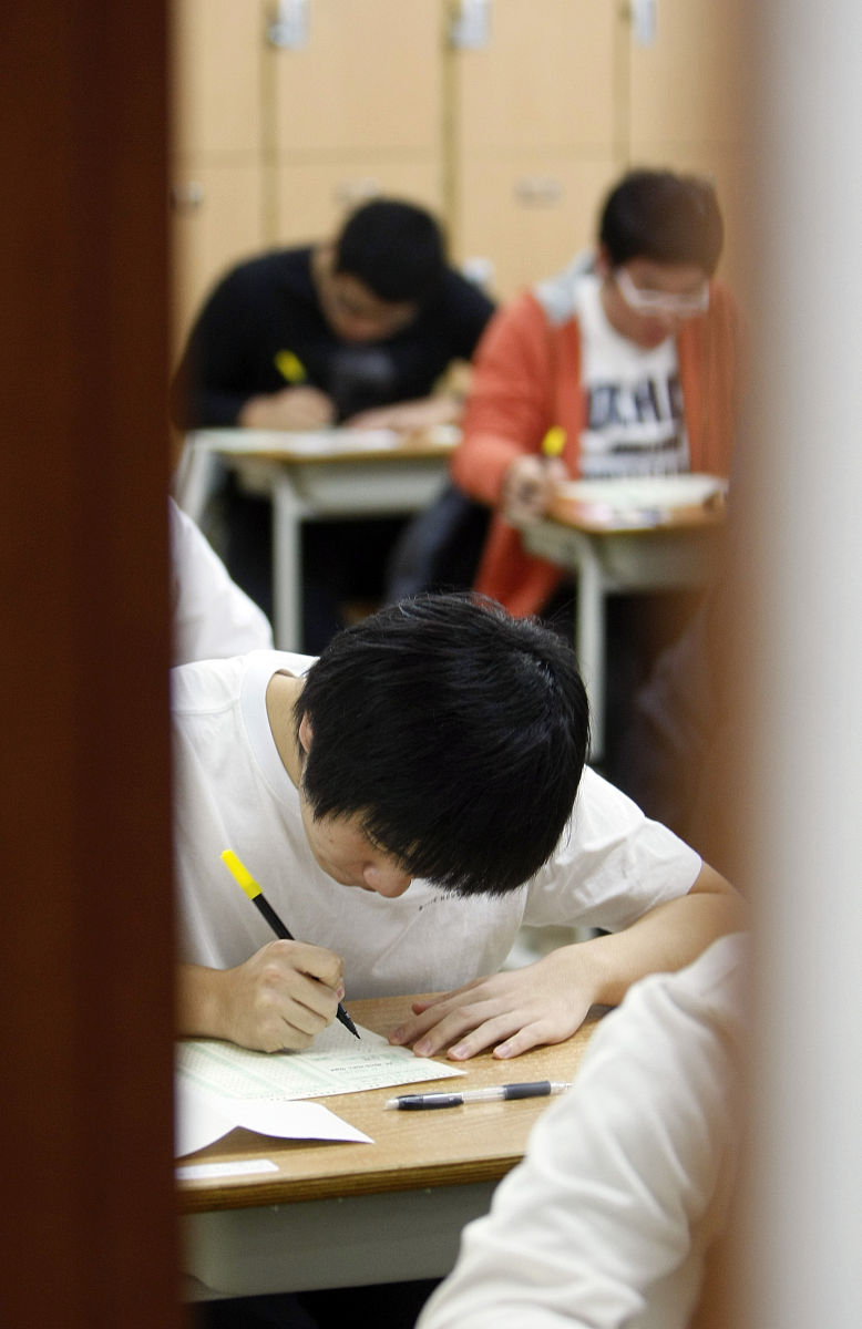2009年11月12日,韩国首尔,韩国学生参加"2010大学入学考试".当日,约67