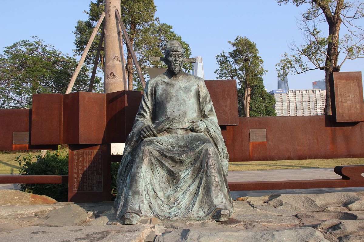 2021年2月16日,广东东莞,中心广场陈建雕像.