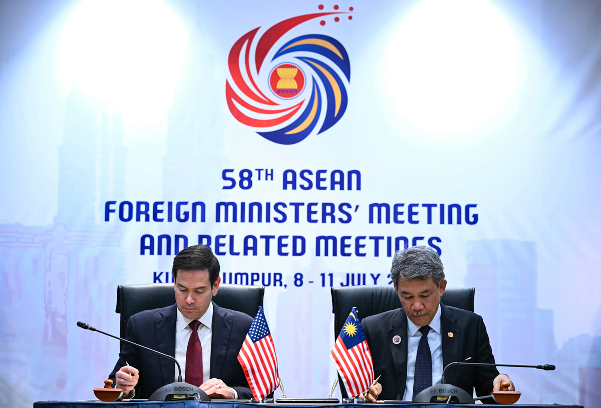 根据四方安全对话机制下美澳两国对华经济遏制现状及其合流之势这一主题写一篇分析小论文。请列出详细提纲。