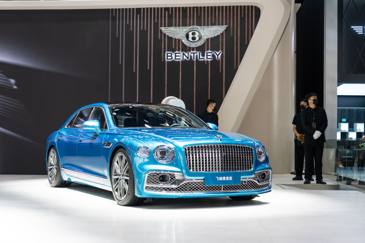 寺庙僧人开宾利:传统与现代的交融,还是信仰与物欲的冲突?