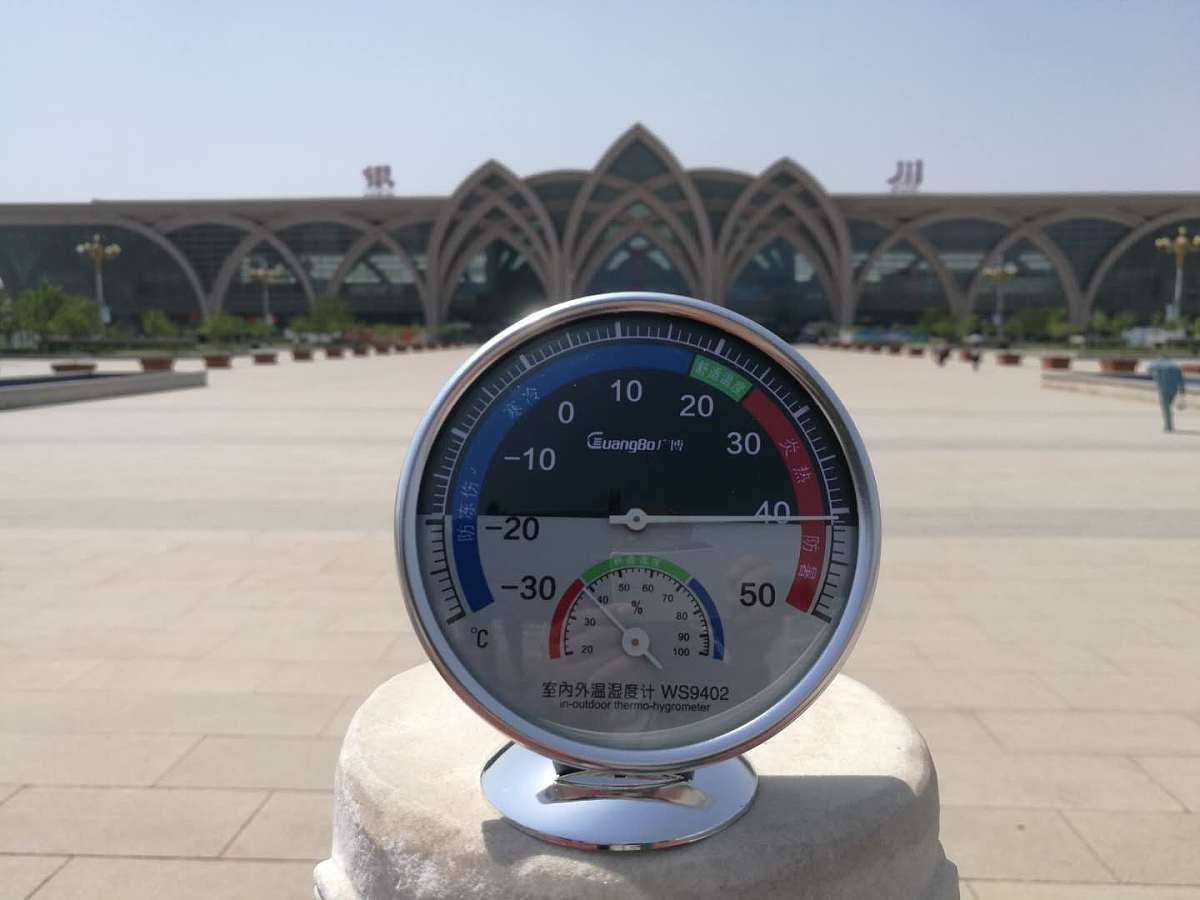 2018年5月15日,宁夏银川现高温天气,最高温超过35摄氏度.