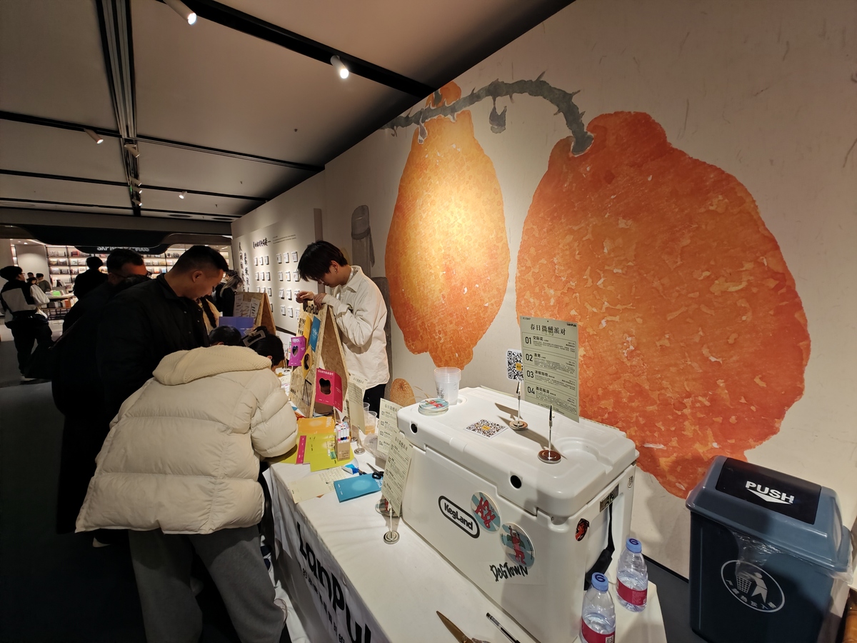 我们现在需要设计一些街头采访的问题是关于IP、艺术品和衍生品的快闪商店其中商店内有售卖一些艺术家的周边如：陈粉丸的纸做的商店、骆馅饼的钥匙扣和贴纸、橘噗噗水桶包和冰箱贴、HushPop嘘构毛绒玩具和手机支架等等请给我罗列一些问题清单以及回答对于衍生品和艺术品的定价你认为是更注重品质和独特性还是更关注价格的合理性？