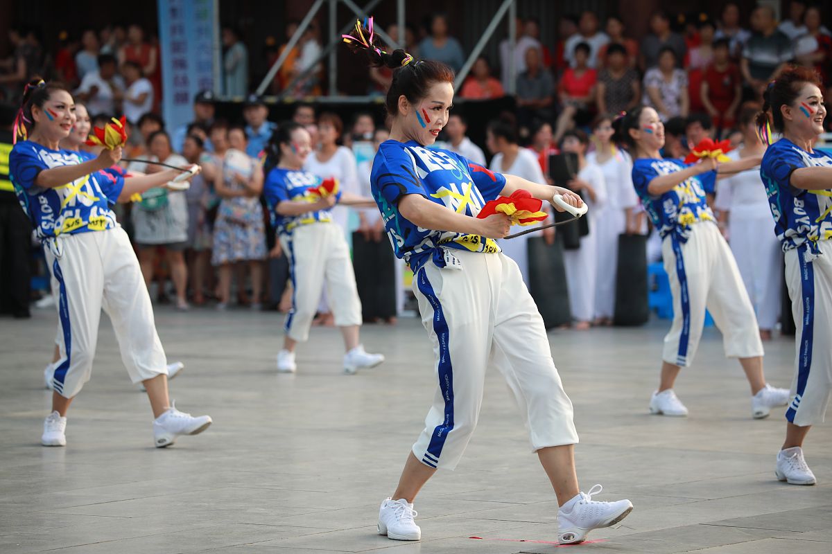 16在项目收尾时最后应该做的是20分A、更新档案B、提供给客户所有相关的文档完成经验总结D、解散团队AoBocD