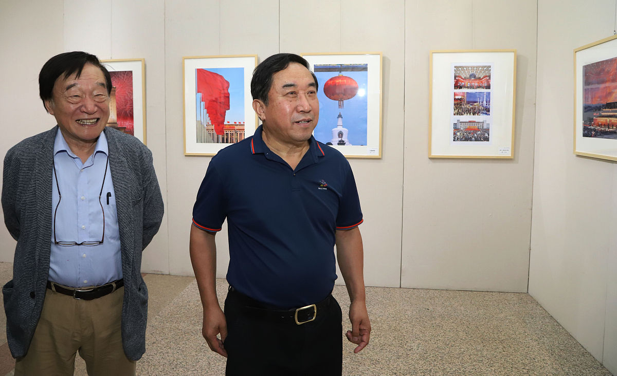 2021年5月27日,北京,著名摄影家朱宪民,解海龙在"永远跟党走——红色