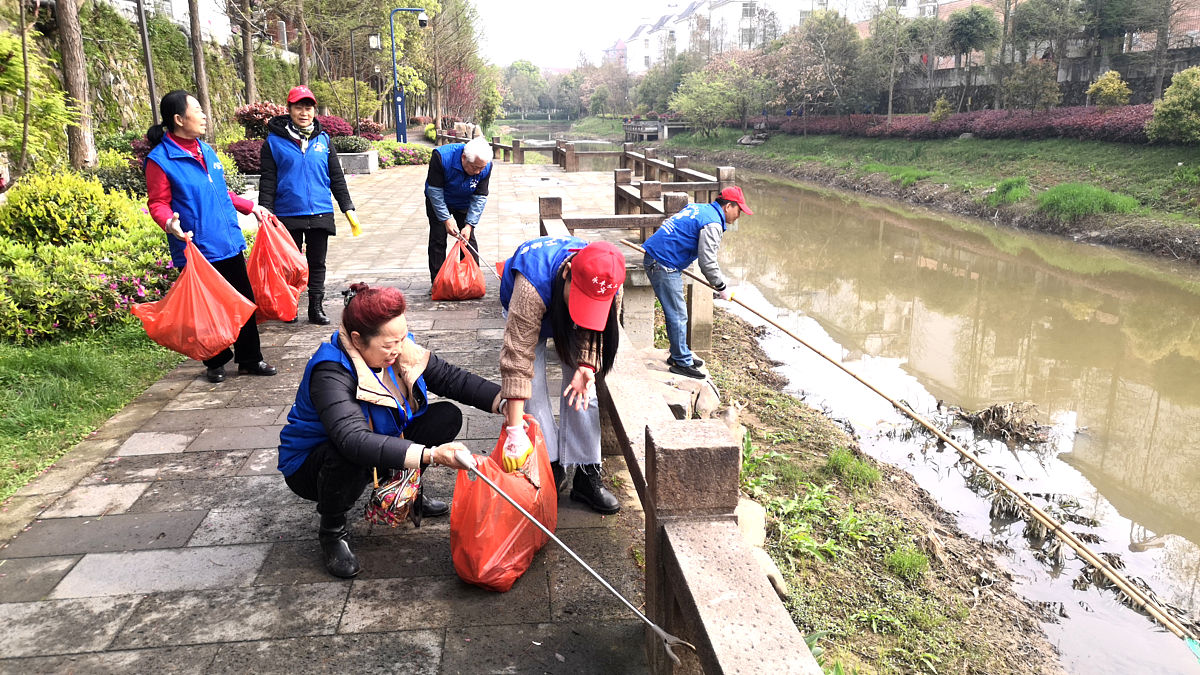 小伙行动点燃希望之光:大学生保护运河的崭新篇章