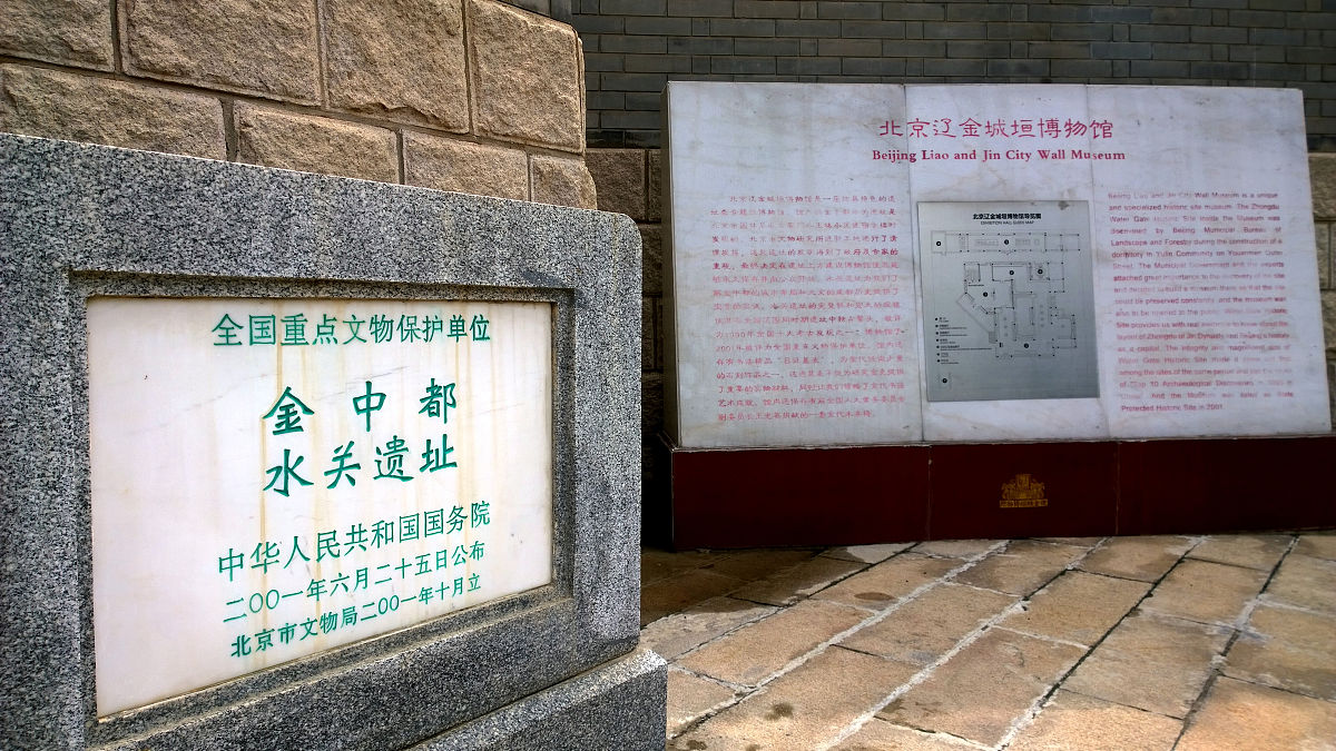李万春在瓦窑堡领款遇到困难，是谁帮了他？