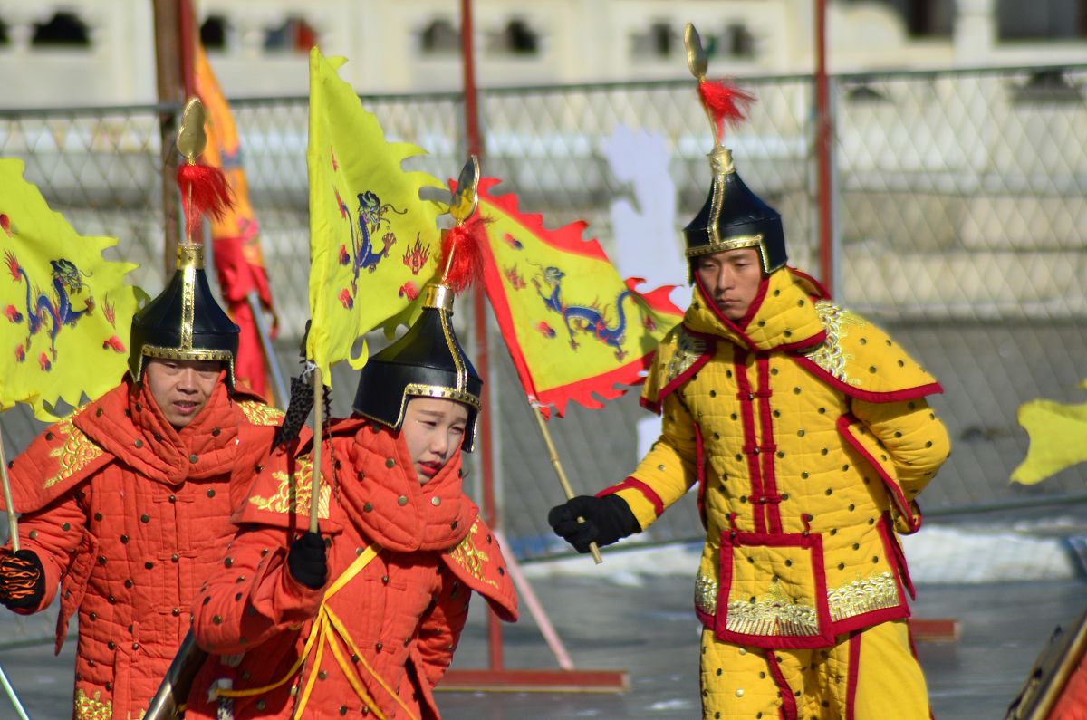 请参考以下内容重新生成一篇不少于800汉字的原创文章。主题是：《八旗哪个旗地位最高很多人认为是正黄旗其实不然》语言要幽默口语化。镶黄旗。历史上的八旗包括正黄、镶黄、正红、镶红、正蓝、镶蓝、正白、镶白。其中地位最高的是镶黄。其余6旗由皇帝的子侄率领地位略低。清朝入关后随着正白旗旗主多尔衮被顺治皇帝清算正白旗也被顺治皇帝纳入统领于是皇帝亲领的旗就变成了3个即正黄旗、镶黄旗、正白旗它们被统称为上三旗地位