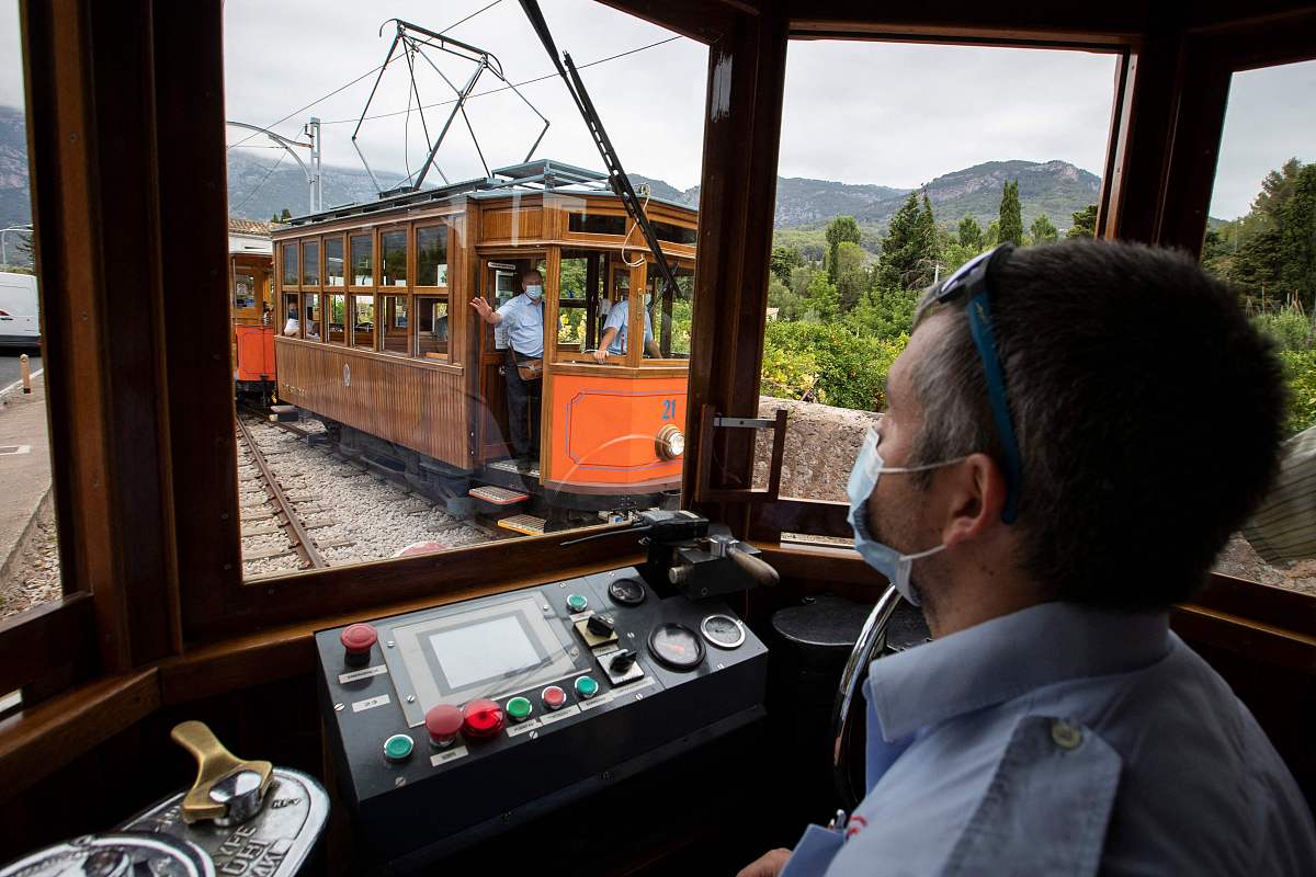 两车相遇时间计算：甲车从A地出发，乙车从B地相向而行