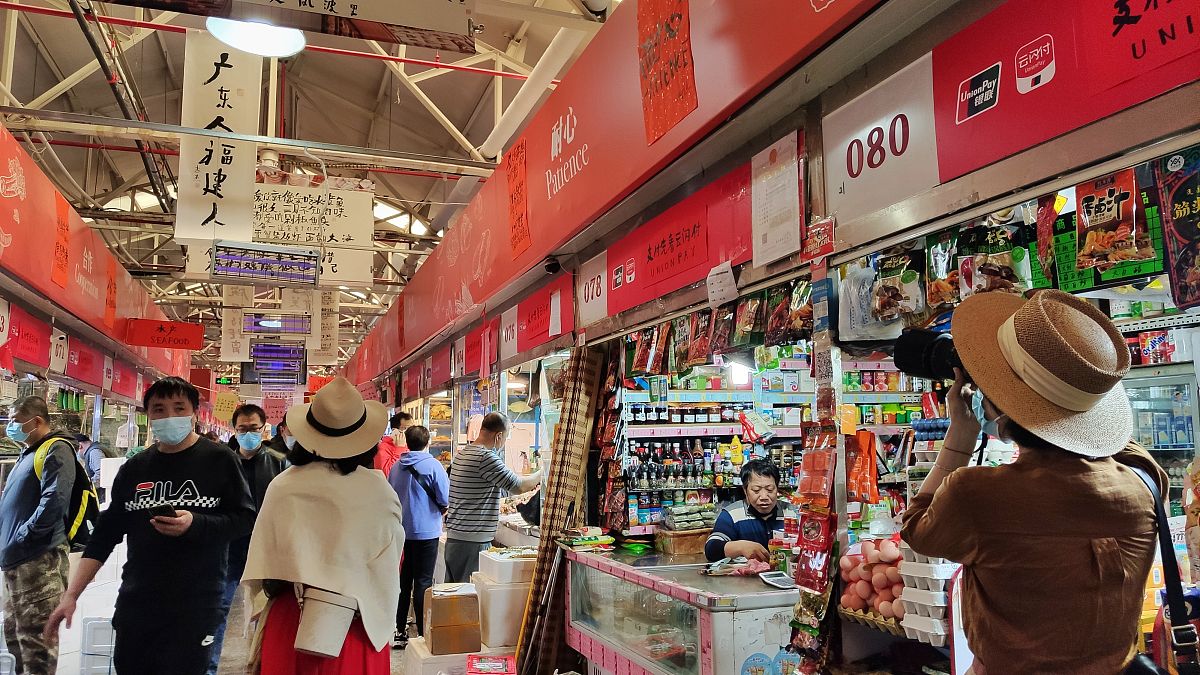 2021年5月5日,北京三源里菜市场成了"民以食为天"的展厅,近百幅著名艺