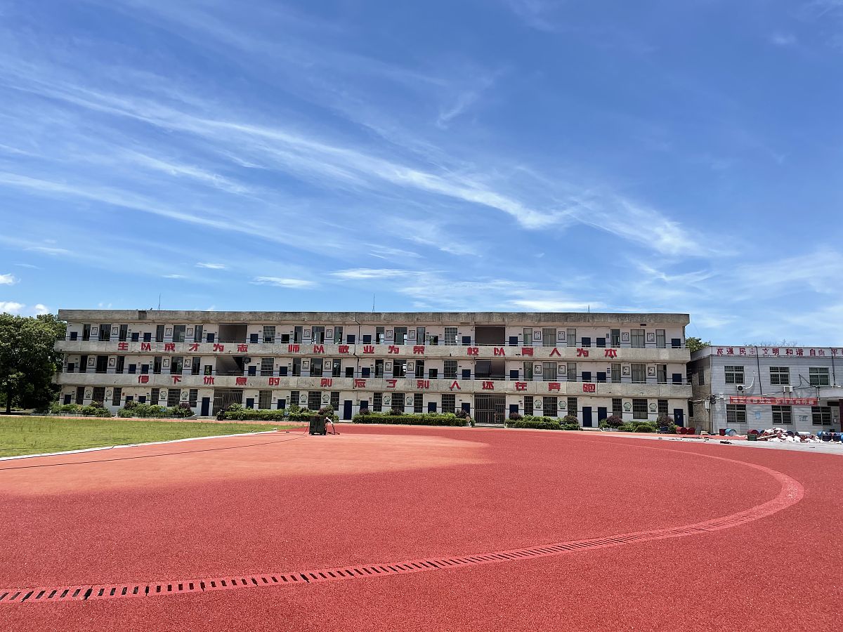 2021年7月11日,江西新干,蓝天白云下的溧江中学.