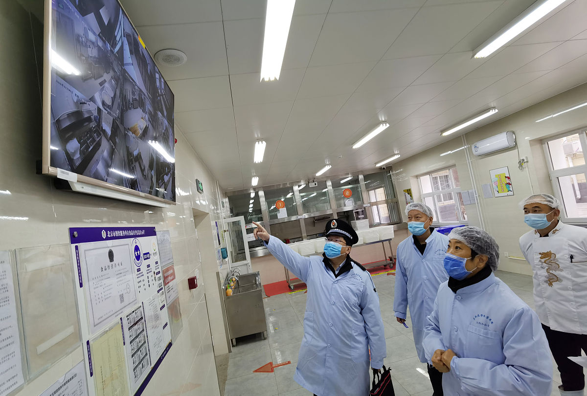 写一份非常详细的学校共享食堂的商业计划书的概述部分