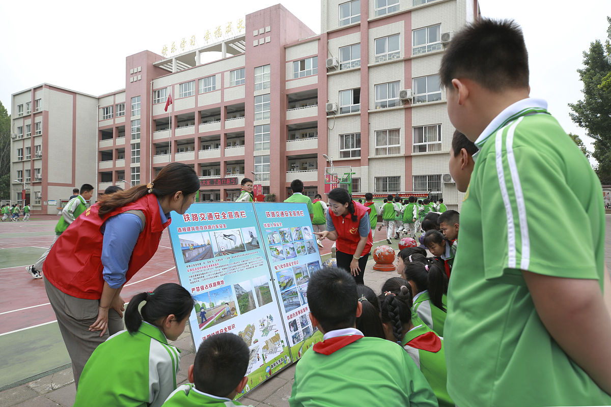 2021年5月13日,河南南阳,志愿者在卧龙区十六小学对学生进行铁路安全