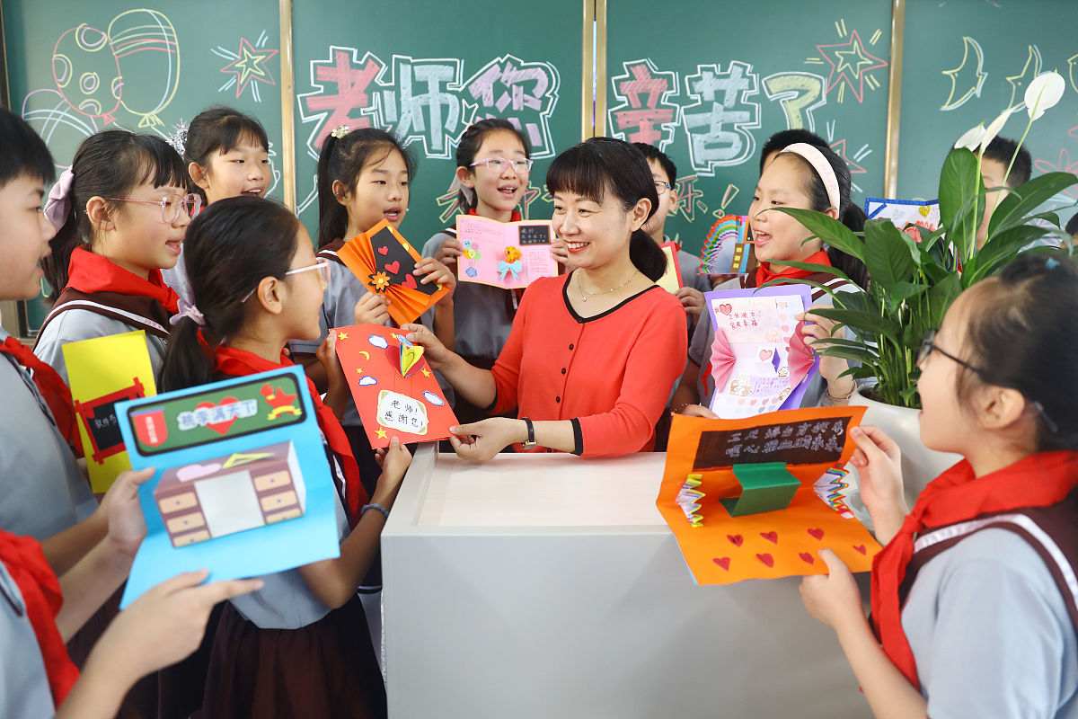 最美幼师事迹：用爱心点亮孩子未来 - 代称老师用耐心和爱陪伴成长