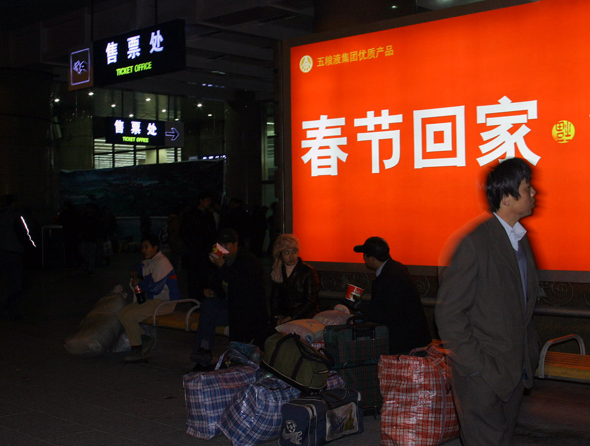 春节回家路：行囊载收获，'回家真好'诉真情