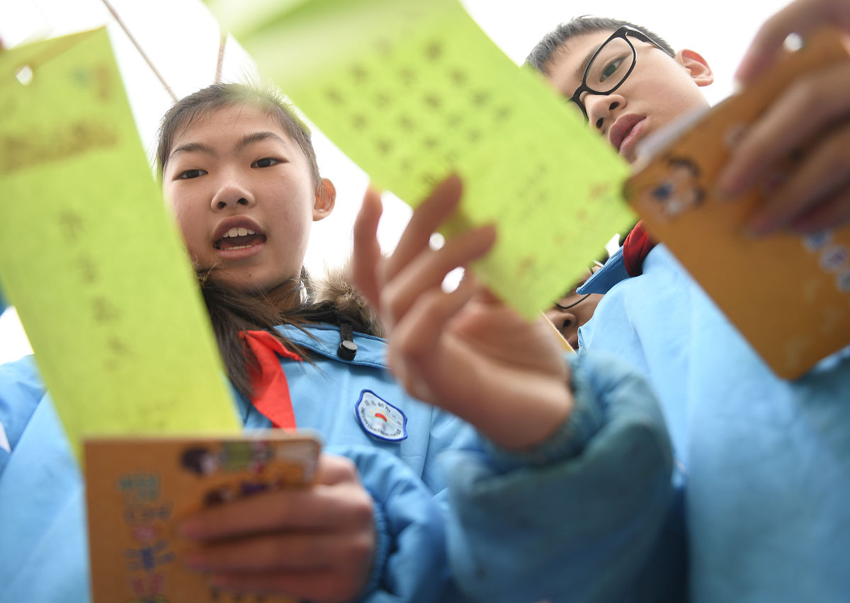 2021年12月30日,湖南省永州市道县朝阳学校,学生在猜灯迷.