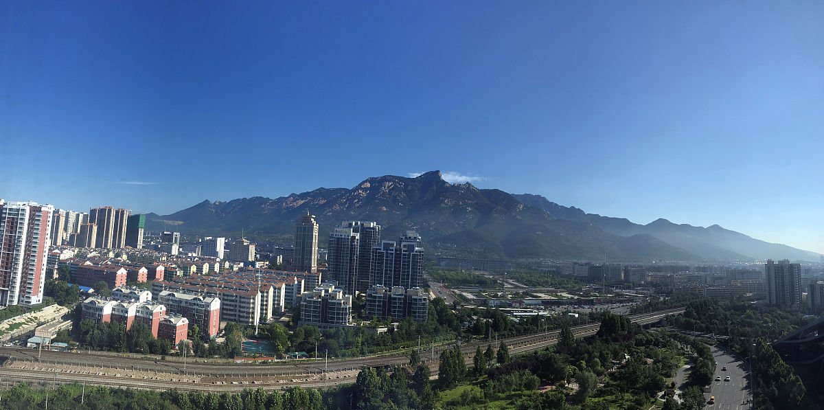 2020年7月24日,山东泰安,清晨的泰山薄雾萦绕,风光旖旎.