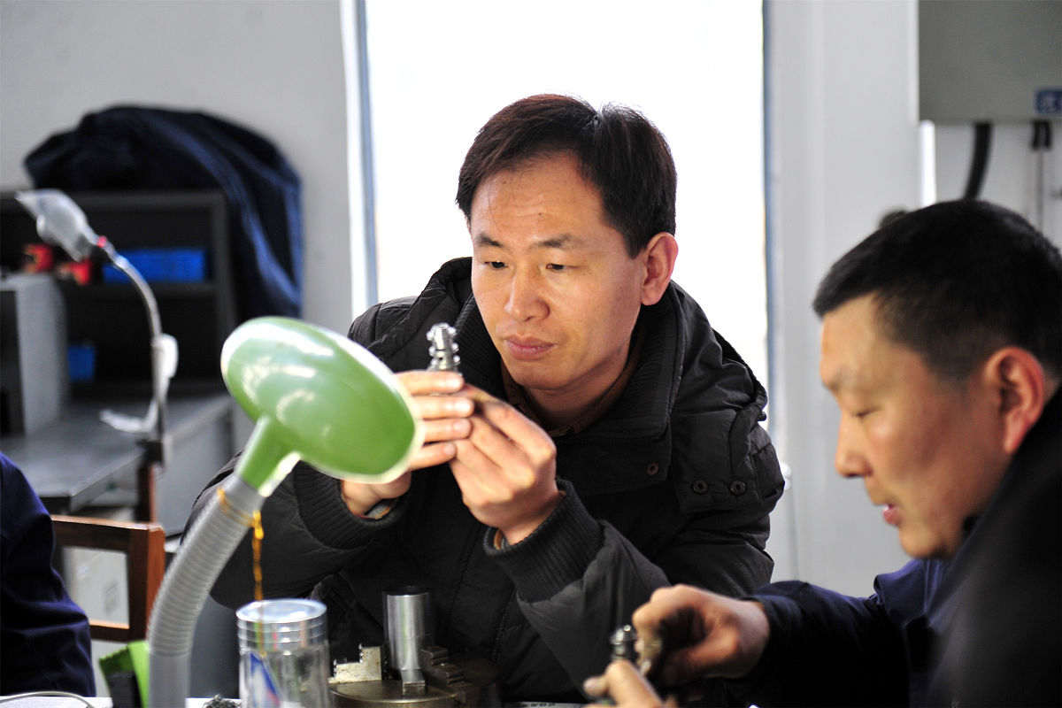 1一般电液比例阀与伺服阀相比虽然在【】、【】要求以及能耗方面更接近传统开关型控制阀且中位有【】但具有能进行【】、具有能满足70工业用户要求的【】因此得到日益广泛的应用。新近出现的伺服比例阀最重要的几个特点是∶没有中位【】采用【】作为电机械转换器可广泛应用于各种闭环系统。