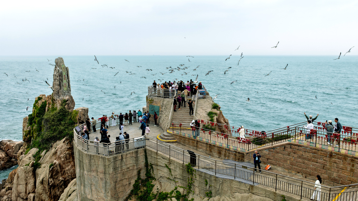 以《走进东海明珠：五一威海旅游攻略》为文章标题写一篇一千字左右的旅游攻略要求文章条理清晰要求内容尽量丰富且完整要求描写详细且文笔优美要求文章内容引人入胜要求让人有读下去的欲望。