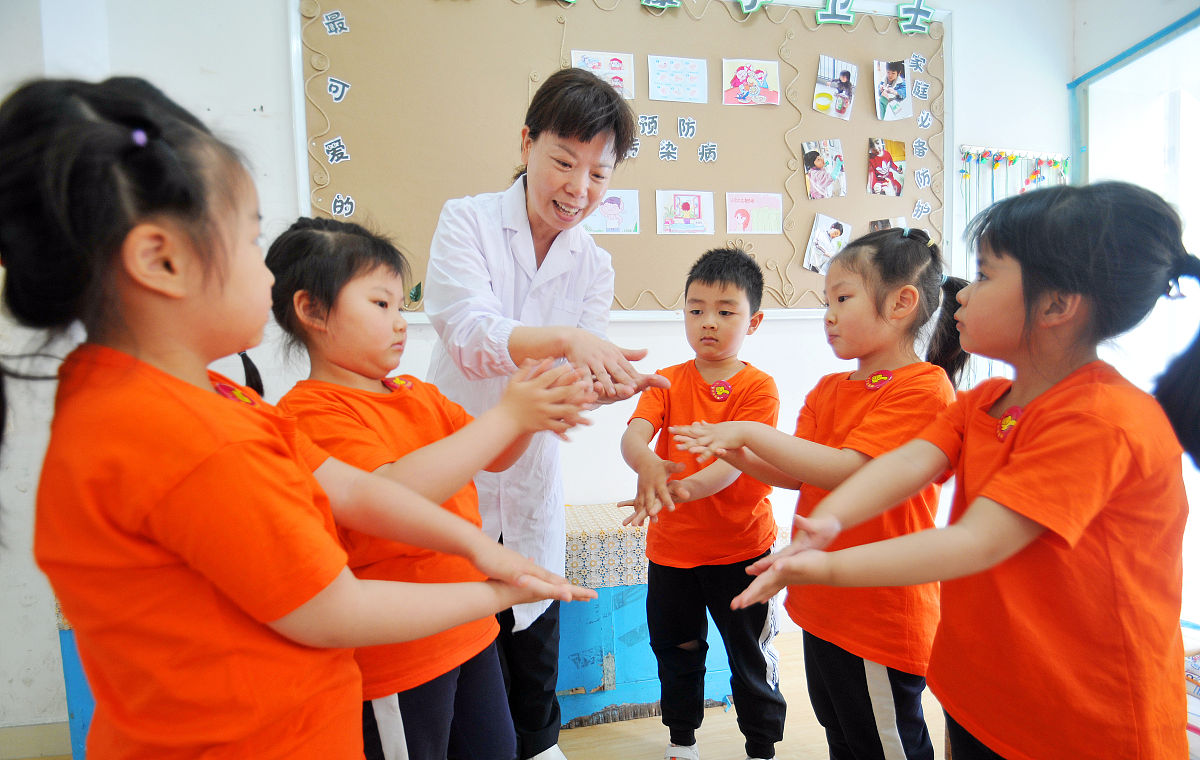 孤儿院男孩的等待：寻找温暖的家庭