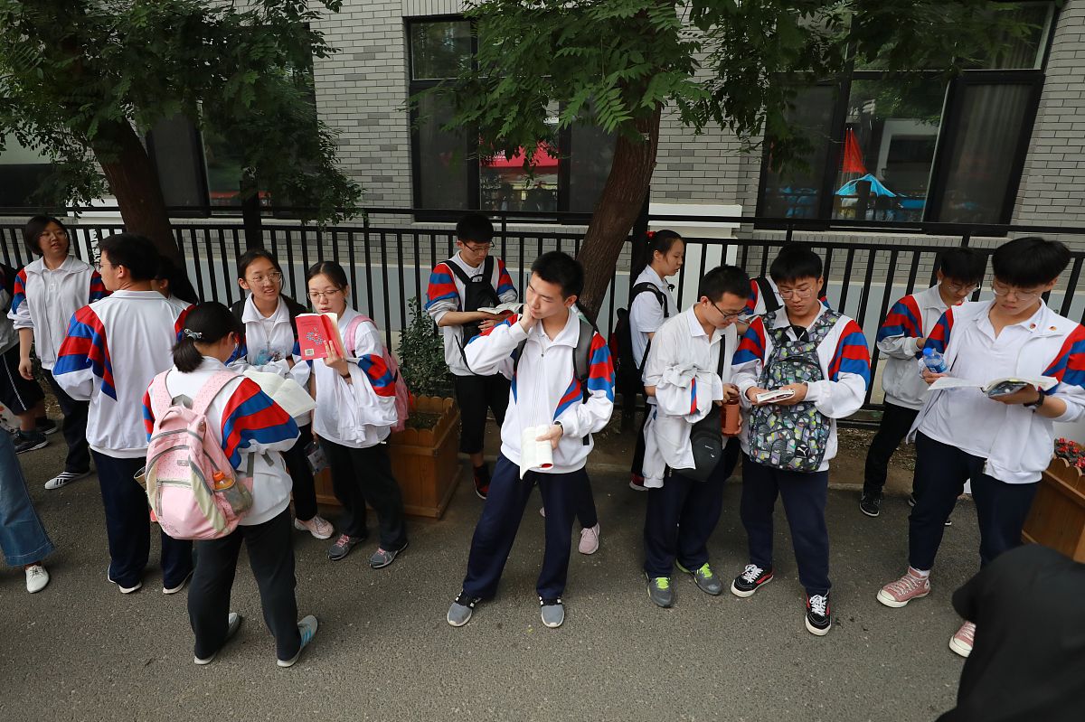 2019年6月7日,北京二中考场外,考生陆续到场.当天,2019年全国高考开幕