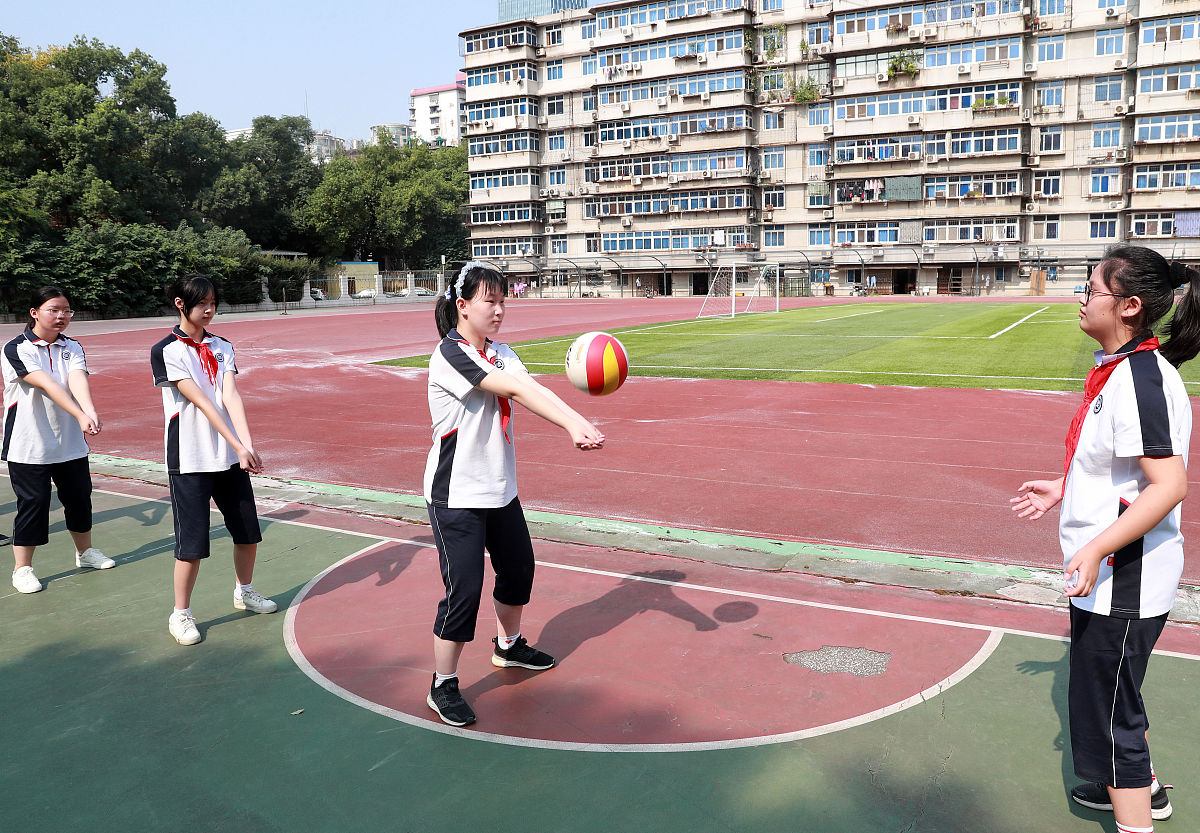 我是一个用体育精神来办学的校长我对学校的体育教育的发展有着至关重要的影响。写一个体育工作总结展示我们学校的精神面貌和活力学生的体魄更强健品格更健全。我是如何从长远的角度给孩子们的未来人生奠基的？