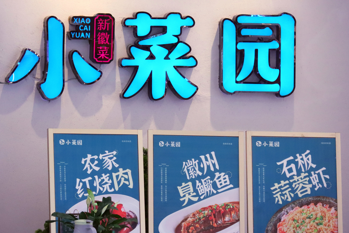 写个阿椒阿俏的新闻稿阿椒阿俏是个冒菜品牌。阿椒阿俏快速扩张9月至今已有32家店铺开张覆盖上海、杭州、苏州、义乌等城市并计划在厦门和深圳开设新店。上海21家每天4000以上营业额。位于上海肇嘉浜路的一家店去年12月营业额达6万左右流水超过40万。迅速的做到上海徐汇区冒菜品类人气榜第一名。美团上月订单在8500左右饿了么上的月订单7000单旺季美团是11000单 饿了么月订单7000多单。12月初最高