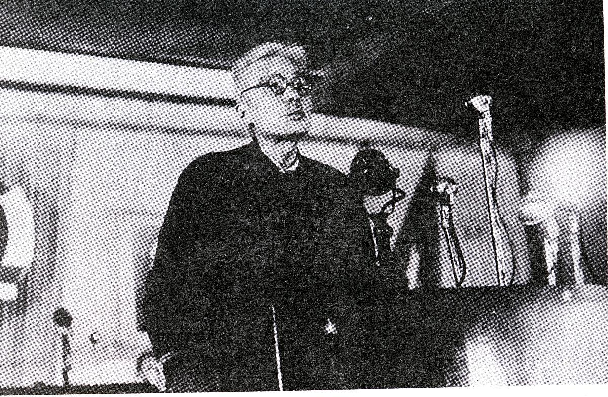 材料：侯德榜1890-1974著名科学家杰出化学家侯民制碱法创始人中国重化工业的开拓者被誉为中国纯碱工业之父是世界制碱业权威。受范旭东邀请1921年侯德榜在哥伦比亚大学获得博士学位后毅然放弃国外优秀的学术环境和高薪工作即赴衰贫的祖国走上了一条艰难创业的中国制碱之路。20世纪20年代突破氨碱法制碱技术的奥秘主持建成亚洲第一座纯碱厂1926年中国红三角牌纯碱入选万国博览会获金质奖章打破了洋人的技术封锁