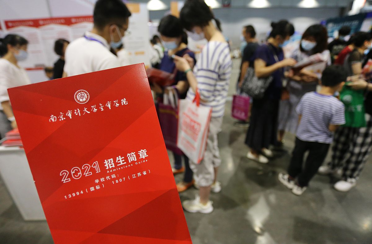 我是会计学院财务管理专业2020级的李嘉伟中间部分为20字以内有文采的鼓励的话高考加油2023我在中南财经政法大学等你