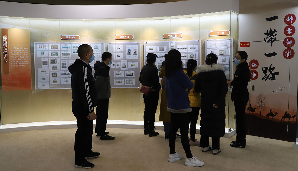 2020年11月27日,北京,观众在"邮票讲述'一带一路'故事"邮展现场参观.