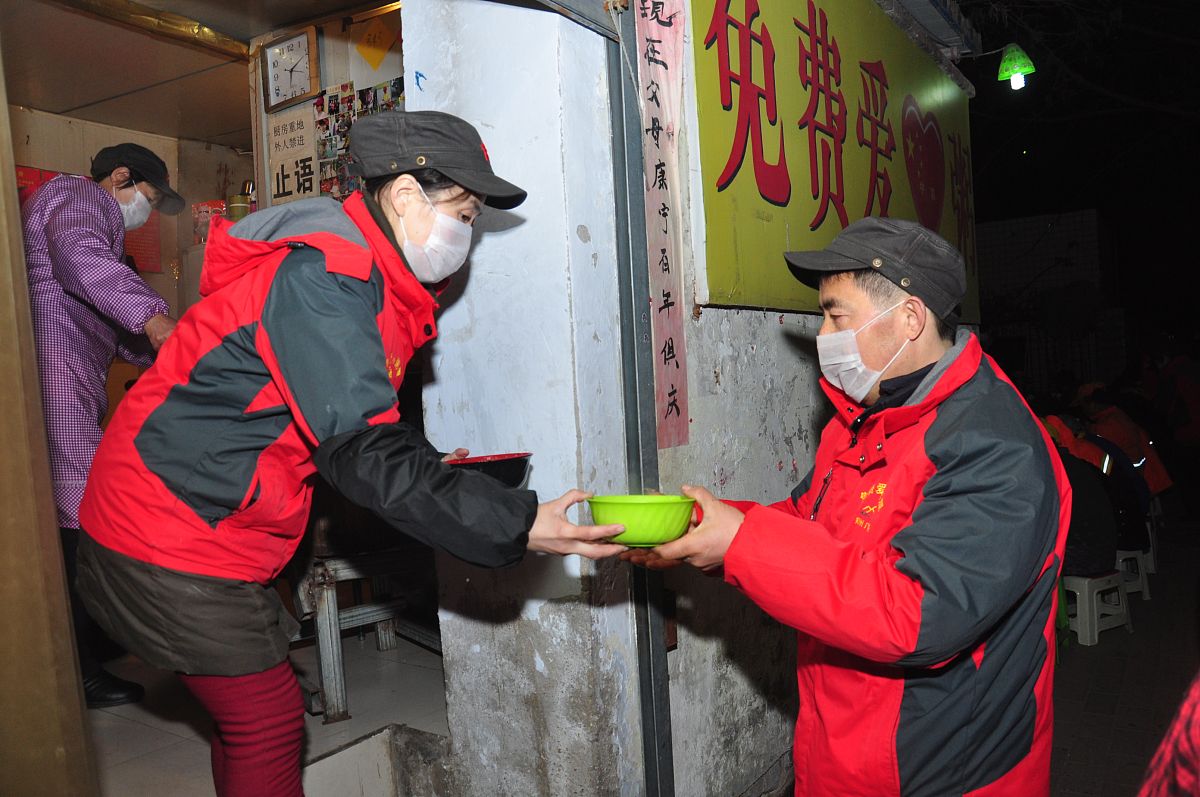 2015年1月5日,郑州市广电南路的"爱心粥屋"重新开张,单日近200人免费