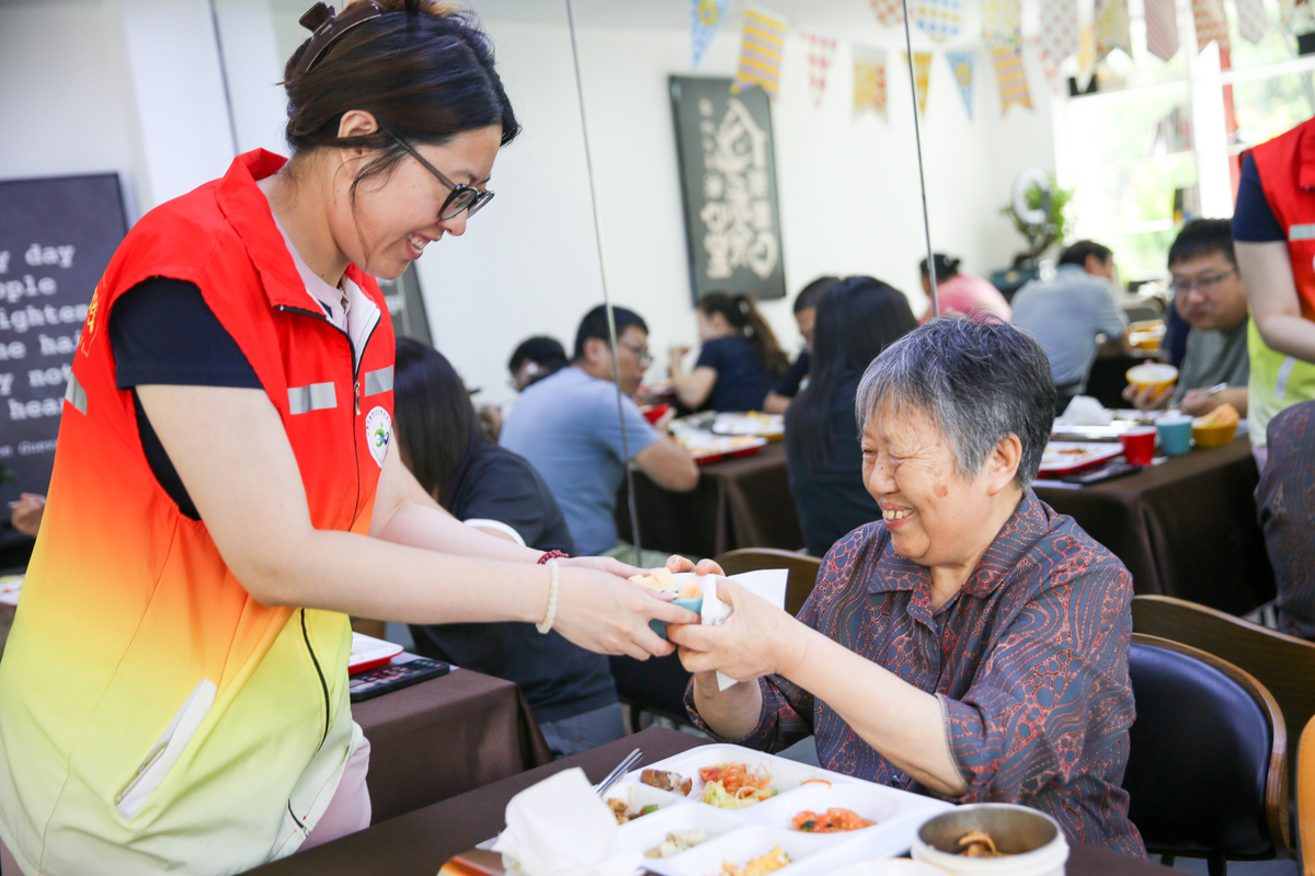 微笑传递温暖：志愿活动中与老人 heartwarming 腊八粥故事