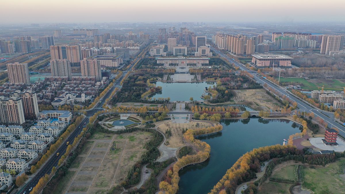 2021年12月1日,河南许昌,航拍位于建安区的北海公园城水相依,风景迷人